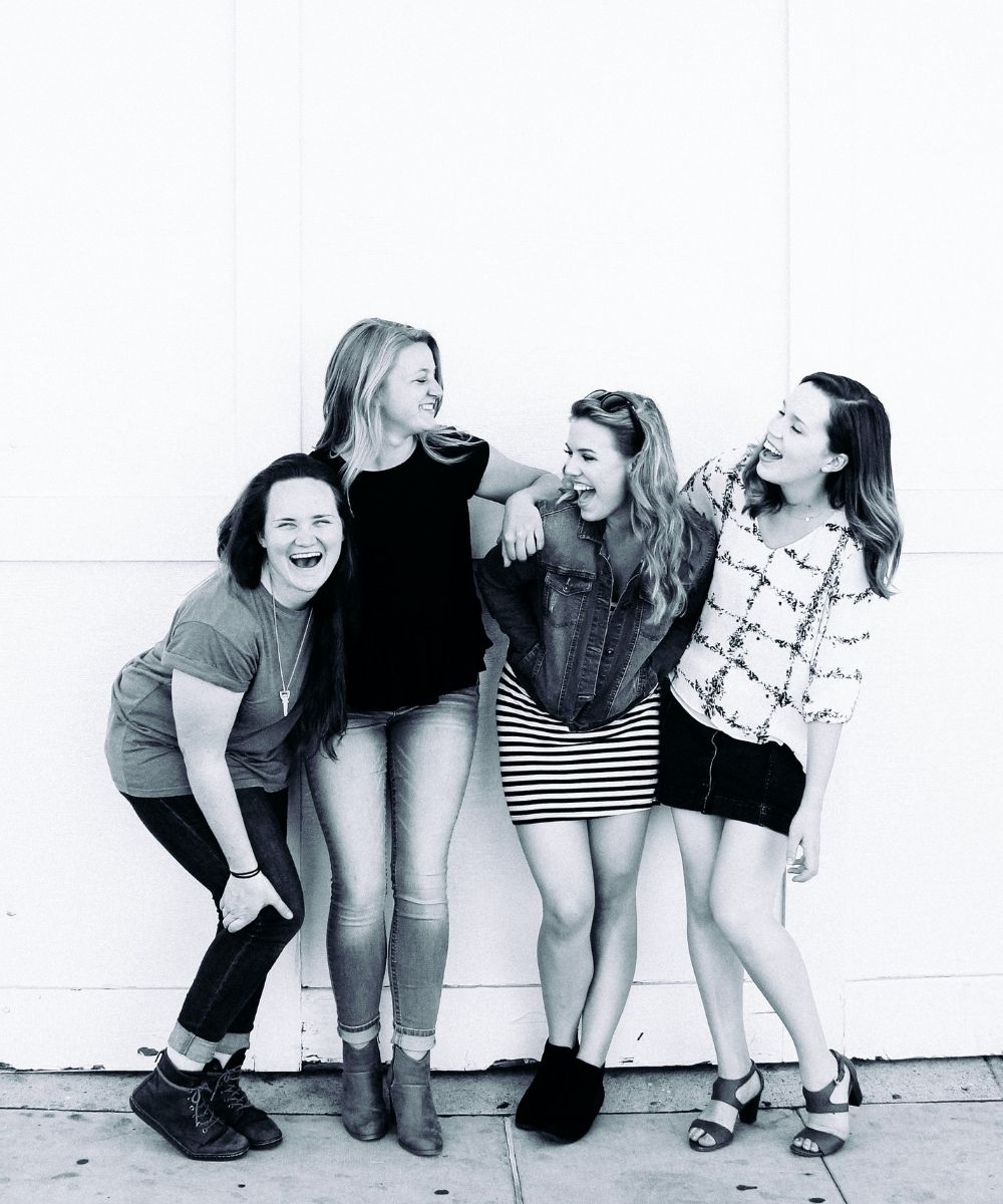 Mädels vor Garagentor hochkant