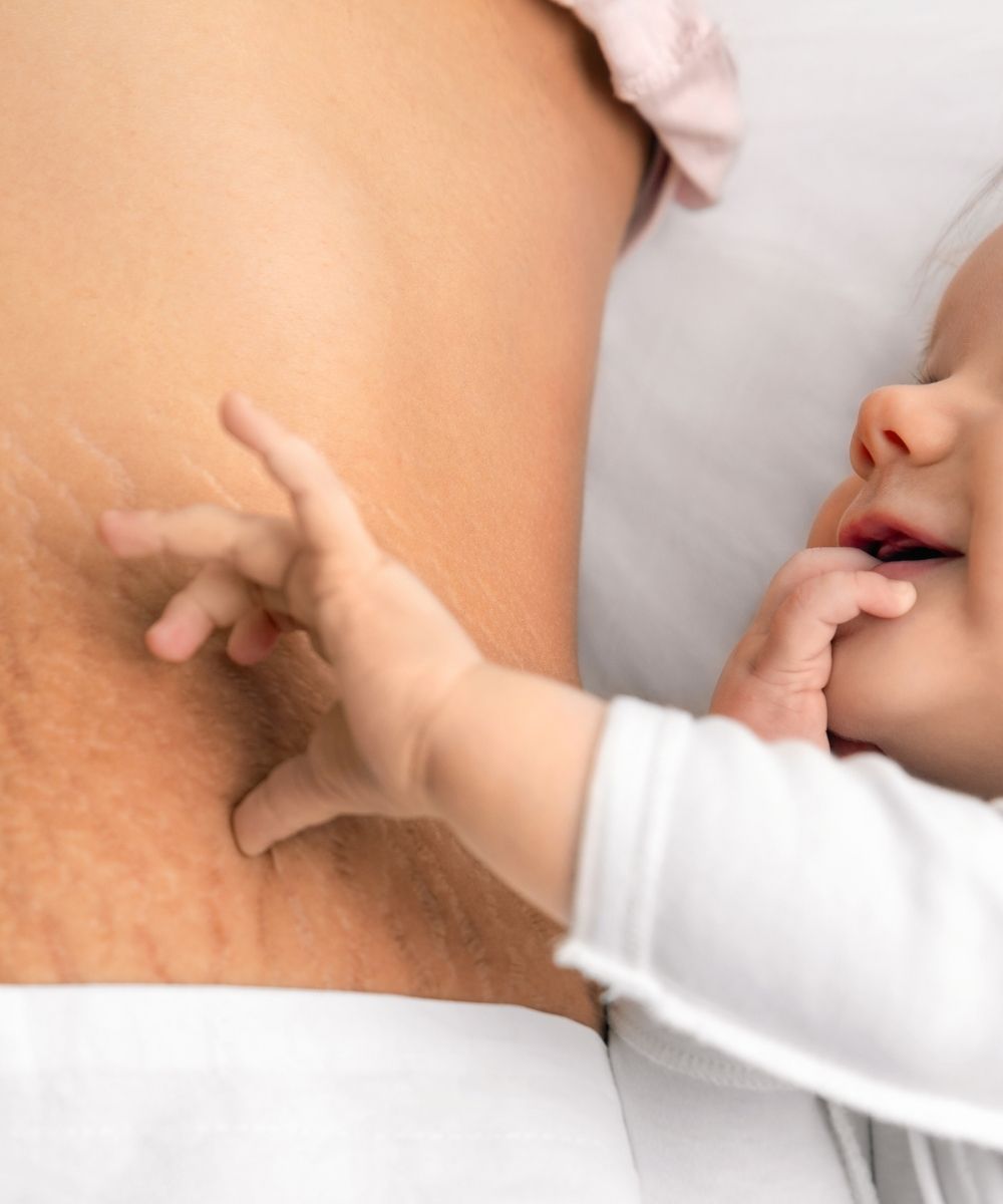 Mama mit Baby Bauch Postnatal